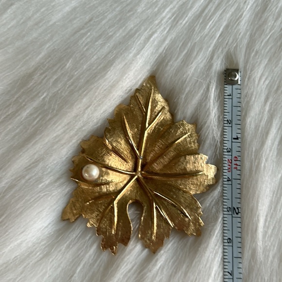 Vtg Gold and Pearl Maple Leaf Brooch and Clip On Earrings - Picture 7 of 7